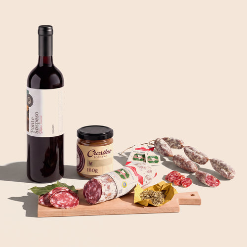 Composizione Amici miei, aperitivo? — Chianti DOCG, crostino toscano, finocchiona e salsiccine di cinghiale su tagliere
